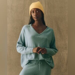The Great - The Slouchy V-Neck Pullover in Icicle